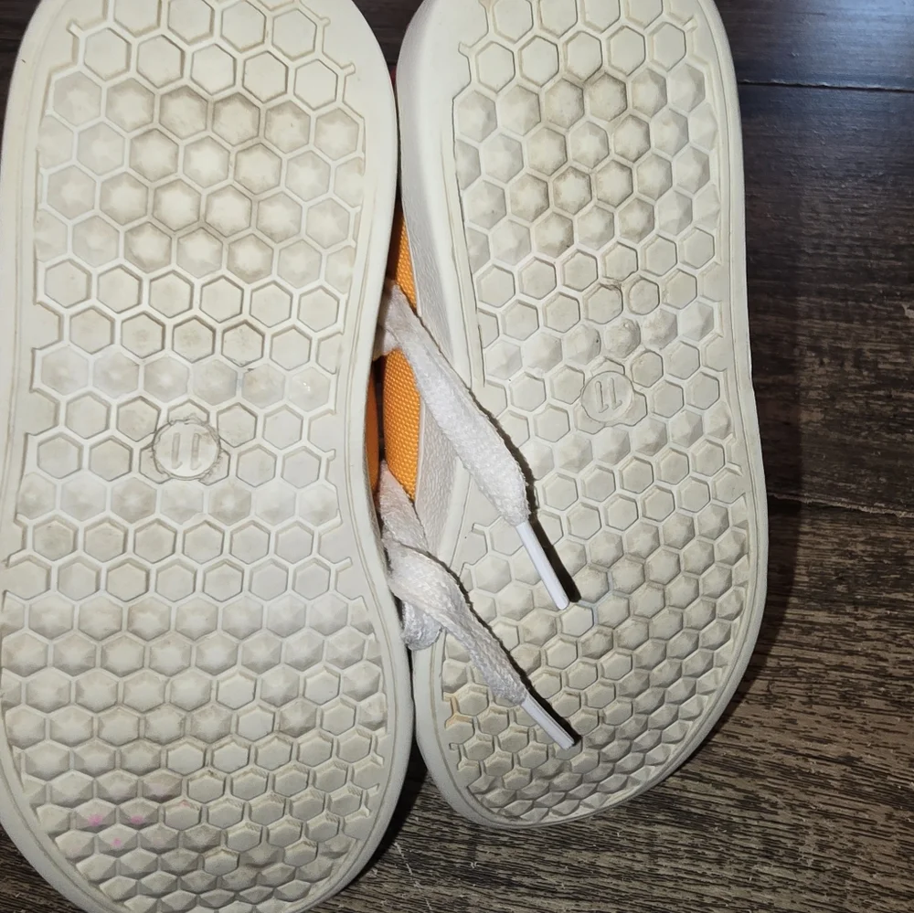 Kids size 11 ✏️ pencil inspired sneakers - Picture 3 of 6